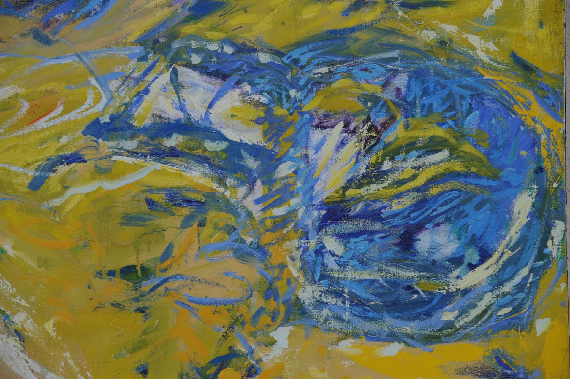 Grande jaune, peinture de Fidélie Cardi, larges gestes bleus sur fond jaune