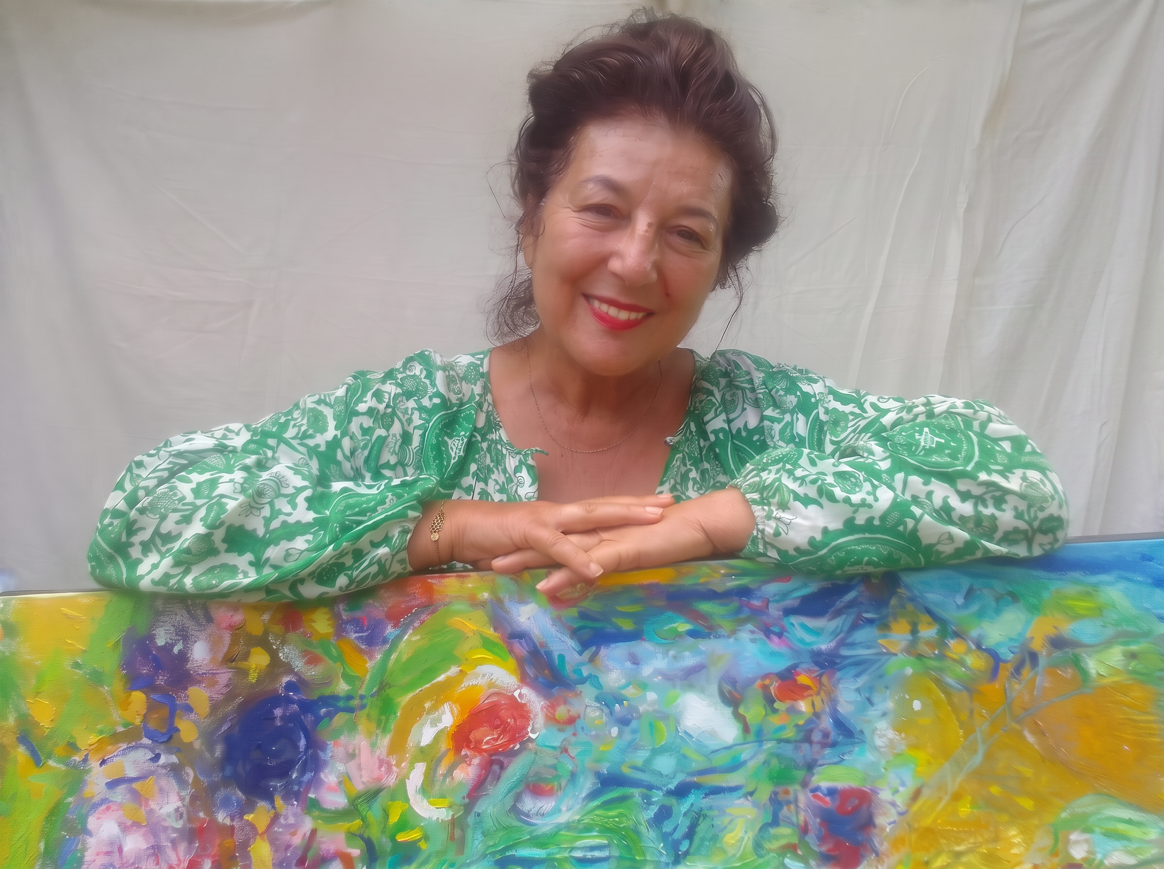 Fidélie Cardi devant l'une de ses peintures abstraites